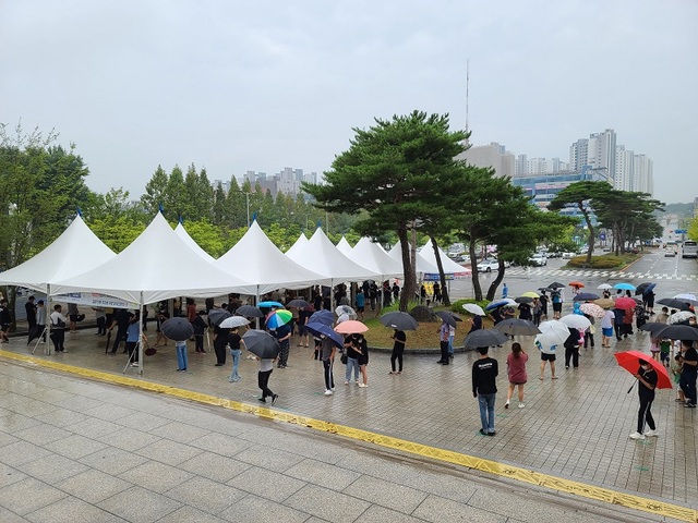 ▲ 충남 천안시 코로나19 임시 선별진료소에 검사를 받기 위해 시민들이 긴 줄을 서서 대기하고 있다.ⓒ천안시