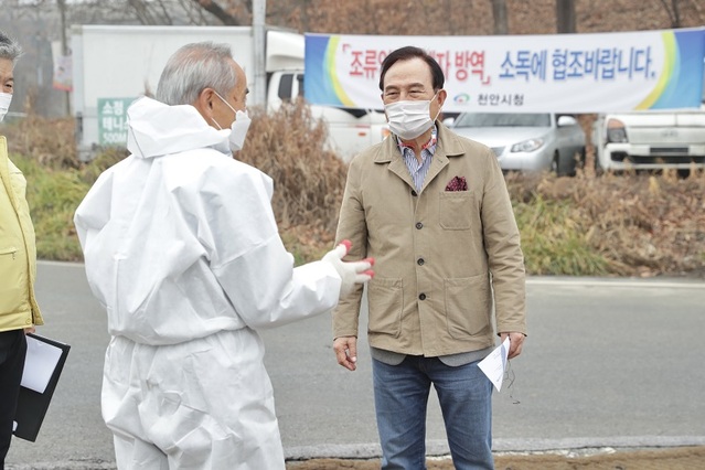 ▲ 박상돈 천안시장이 11일 AI 방역 풍세가송통제초소를 찾아 방역근무중인 사람들과 애로사항을 청취하고 있다.ⓒ천안시