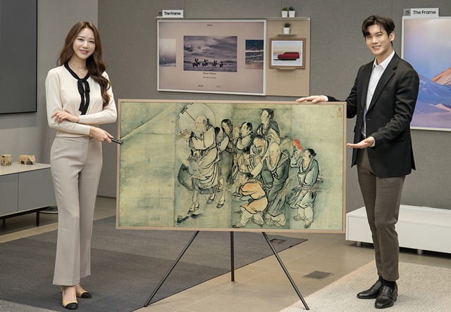 ▲ 삼성전자 모델이 서울 논현동에 위치한 삼성 디지털프라자 강남본점에서 더 프레임 TV를 통해 리움미술관 작품들을 소개하고 있다. ⓒ삼성전자