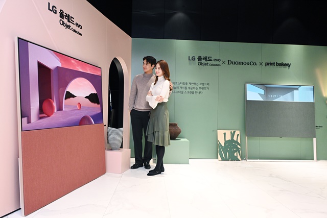 ▲ LG전자가 여의도 소재 더현대 서울에서 LG 올레드 에보 오브제컬렉션의 차별화된 디자인을 앞세워 라이프스타일 전시를 선보인다. ⓒLG전자