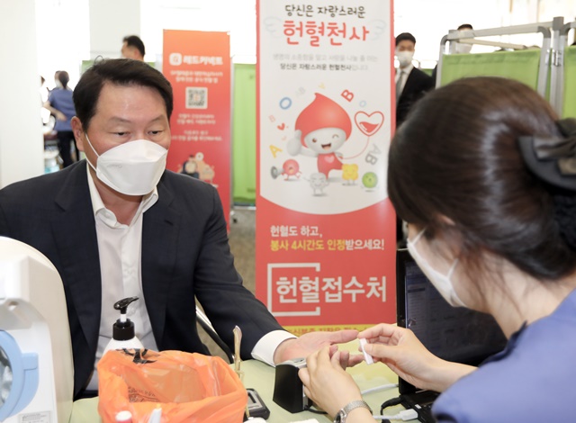 ▲ 최태원 SK 회장이 코로나19에 따른 혈액 부족 사태 해결에 힘을 보태기 위해 지난해 5월 서울 중구 SK텔레콤 T타워에서 열린 구성원 헌혈 릴레이에 참여한 모습. ⓒSK