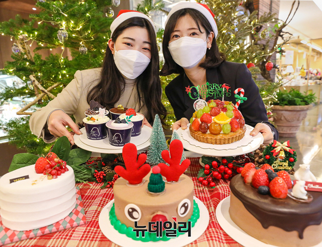 ▲ 현대백화점이 '크리스마스 케이크'를 예약 판매한 12일 오전 서울시 강남구 현대백화점 무역센터점 식품관에서 제품을 소개하고 있다. ⓒ현대백화점