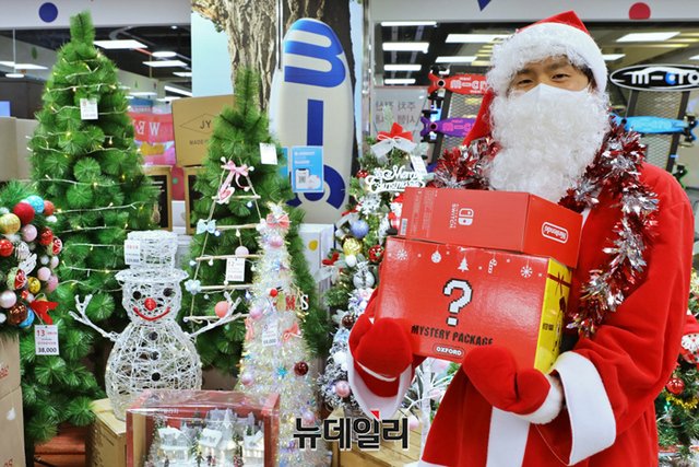 ▲ 11일, 서울 송파구 잠실점 토이저러스 매장에서 산타할아버지 모델이 홍보하는 모습. ⓒ롯데쇼핑
