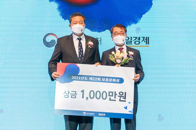 ▲ 황기철 국가보훈처장(좌)과 최영범 효성 커뮤니케이션실 실장이 기념촬영을 하고 있다. ⓒ효성