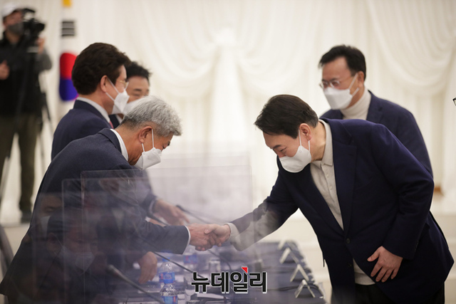 ▲ 강원지역을 방문중인 윤석열 국민의힘 대선후보가 지난 11일 오후 강원 춘천시 세종호텔에서 강원도 18개 시군 번영회장을 면담하고 있다.ⓒ정상유 기자(사진=윤석열 캠프)
