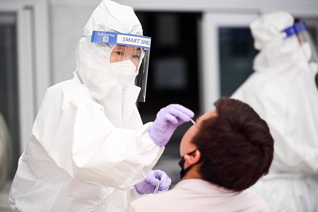 ▲ 충북 음성군 금왕선별진료소에서 한 방역요원이 코로나19 검체를 채취하고 있다.ⓒ음성군