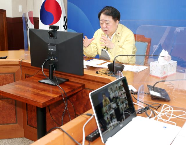 ▲ 한범덕 충북 청주시장이 13일 온라인 영상회의로 주간업무보고를 주재하고 있다.ⓒ청주시