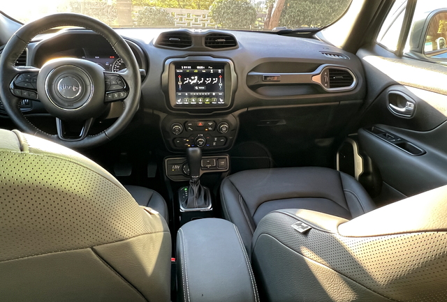 ▲ 시승 차량의 내부 모습. 다소 투박한 느낌이 든다. ⓒ김재홍 기자