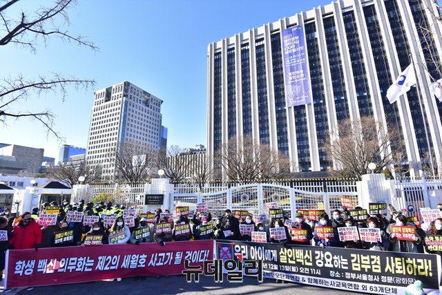 ▲ 전국학부모단체연합과 코로나19백신피해자가족협의회 등 단체들이 13일 오전 정부서울청사 앞에서 정부의 청소년방역패스 도입을 반대하는 기자회견을 열고 있다. ⓒ강민석 기자