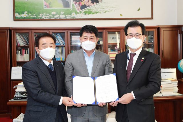 ▲ 이시종 충북도지사(오른쪽)와 이치완 영신쿼츠 대표이사(가운데) , 송기섭 진천군수(왼쪽)가 13일 투자협약을 가졌다.ⓒ충북도
