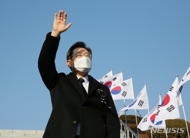 ▲ 지난 11일 이재명 더불어민주당 대선 후보가 경북 칠곡군 다부동 전적기념관을 찾아 구국용사충혼비에 참배한 후 손을 들어 지지자에게 답례하고 있다. ⓒ뉴시스