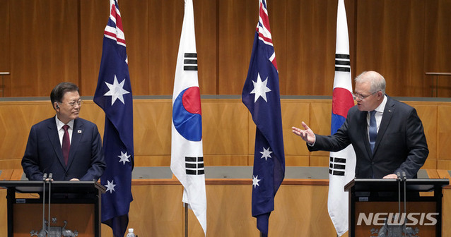 ▲ 호주를 국빈 방문 중인 문재인 대통령이 13일 호주 캔버라 국회의사당에서 열린 한-호주 공동기자회견에서 스콧 모리슨 총리의 발언을 듣고 있다.ⓒ뉴시스