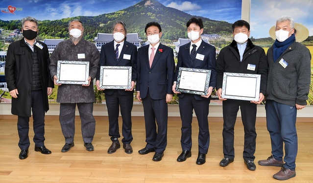 ▲ 경상북도는 13일 도청에서 ‘2021년 경상북도 최고장인’ 4명에 대해 인증패 수여식을 가졌다.ⓒ경북도