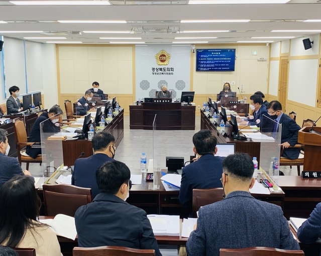 ▲ 경북도의회 행정보건복지위원회(위원장 김하수)는 12월 13일 오전 10시부터 행복위 회의실에서 자치행정국, 아이여성행복국, 감사관, 인재개발원에 대한 2022년도 제3회 추경예산안과 2022년도 정기분 공유재산 관리계획안 등 7건에 대해 심사했다.ⓒ경북도의회