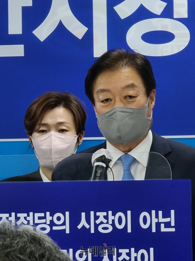 ▲ 이규희 전 국회의원이 14일 천안시청에서 기자회견을 열어 내년 지방선거에서 천안시장에 출마하겠다고 밝히고 있다.ⓒ김정원 기자