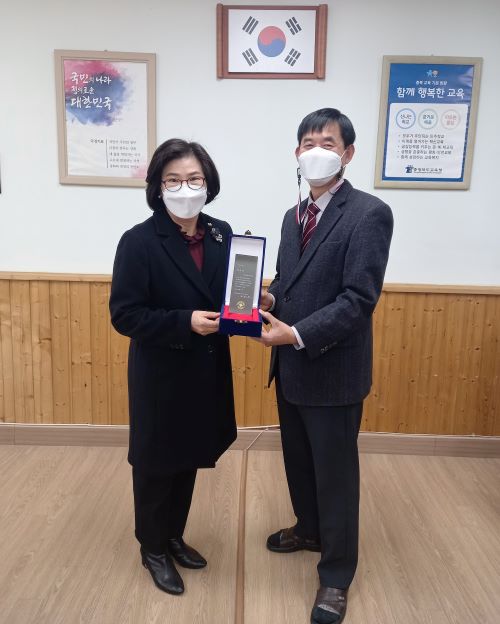 ▲ 청주여고가 14일 헌혈활동에 기여한 공로를 인정받아 충북혈액원장으로부터 감사패를 받았다.ⓒ충북교육청