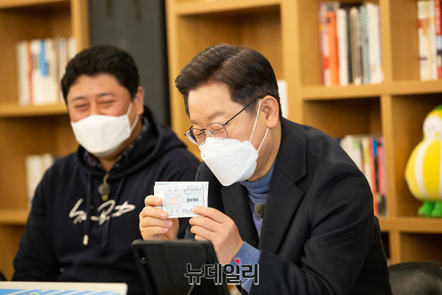 ▲ 이재명 더불어민주당 대선후보가 13일 오전 경북 성주군 별동네작은도서관에서 지역화폐와 지역경제와 관련해 간담회를 갖고 있다. ⓒ뉴데일리(사진=이재명 캠프)