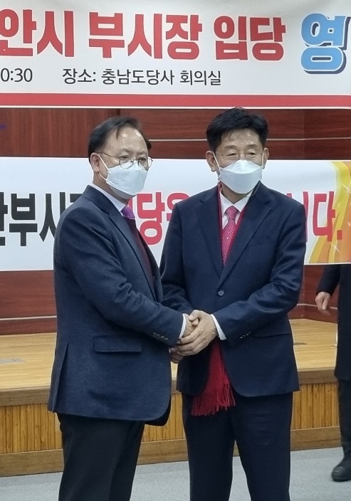 ▲ 전만권 전 충남 천안부시장(우측)이 14일 국민의힘에 입당했다. 전 전 부시장은 입당후 이명수 충남도당위원장과 악수를 하고 있다.ⓒ국민의힘 충남도당