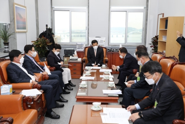 ▲ 한국경영자총협회를 비롯한 대한상공회의소 한국무역협회 중소기업중앙회 한국중견기업연합회 소상공인연합회 6개 경제단체 관계자는 14일 국회 환경노동위원회를 방문해 계류 주요 노동법안에 대한 경제계 의견을 전달했다. 박대출 국회 환노위원장(가운데)와 경제단체 관계자들이 주요 노동법안에 대한 의견을 나누고 있다. ⓒ한국경영자총협회