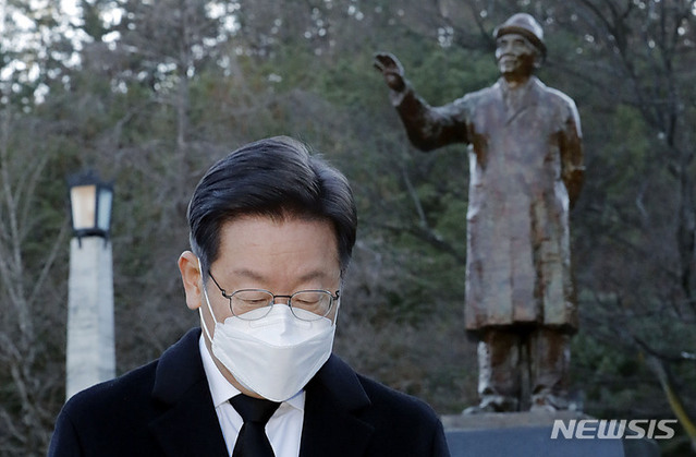 ▲ 13일  이재명 더불어민주당 대선 후보가 경북 포항시 포스텍에서 열린 박태준 포스코 명예회장 추모식에 참석해 동상에 헌화한 뒤 자리로 돌아가고 있다. ⓒ뉴시스