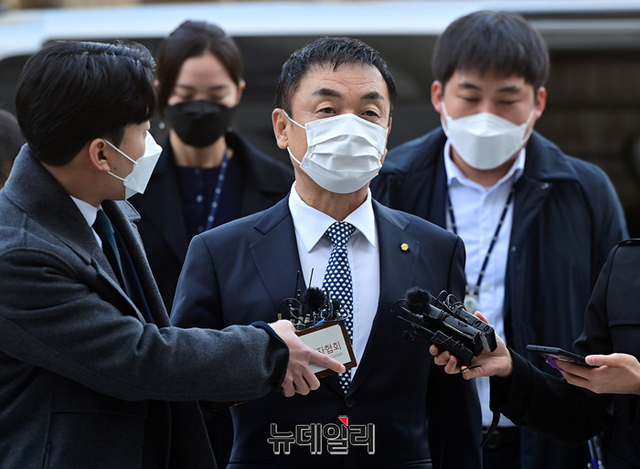 ▲ 권오수 도이치모터스 회장이 지난달 16일 오전 서울 서초구 서울중앙지방법원에서 열린 구속 전 피의자 심문(영장실질심사)에 출석하고 있다. ⓒ정상윤 기자