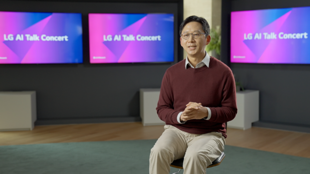 ▲ LG AI연구원 설립 1주년 맞이'LG AI 토크 콘서트'에서  키노트스피치를 하고 있는 배경훈 원장 ⓒLG
