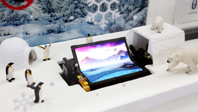 ▲ 폴더블 OLED 폴딩 테스트 모습. ⓒ삼성디스플레이