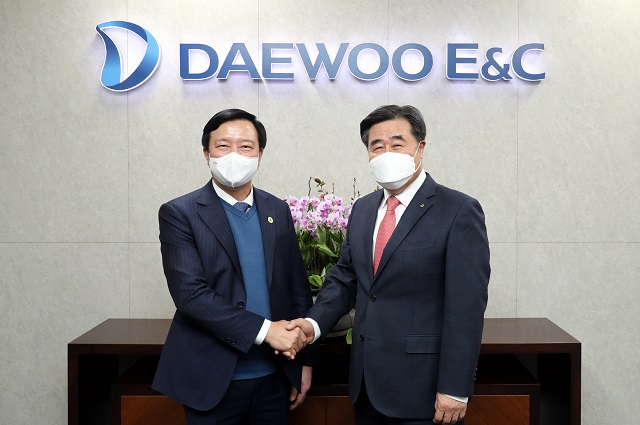 ▲ 김형 대우건설 사장(오른쪽)이 지난 14일 을지로에 위치한 대우건설 본사에서 베트남 하이즈엉성 팜 쉰 탕 당서기장을 접견하고 있다.ⓒ대우건설