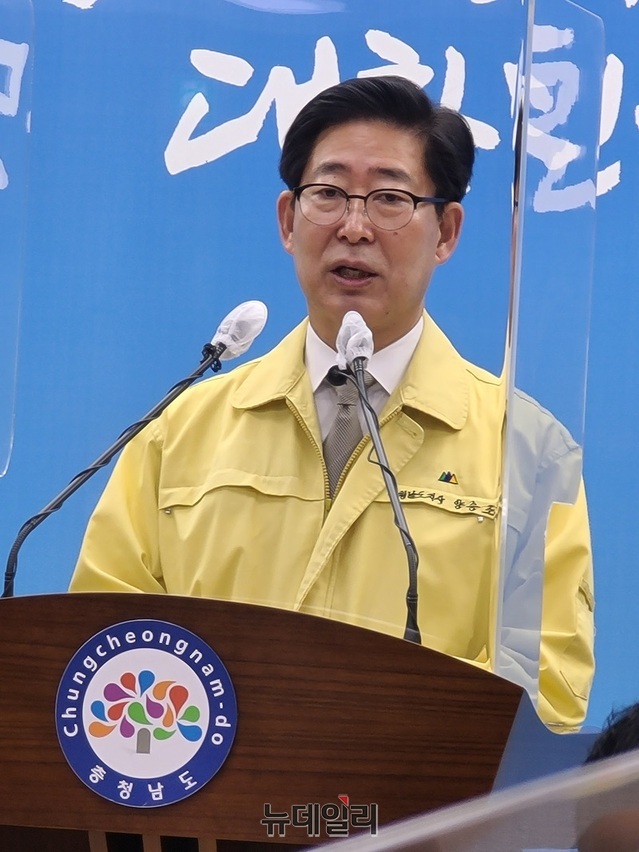 ▲ 양승조 충남도지사가 15일 도청에서 전국에서 처음으로 어린이와 청소년들의 내년 4월부터 시내·농어촌버스 무료화와 관련해 기자회견을 갖고 있다.ⓒ김정원 기자