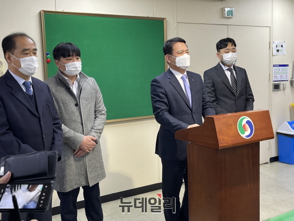 ▲ 김경욱 민주당 전 충주 지역위원장이 15일 충주시청 브리핑룸에서 기자회견을 하고 있다.ⓒ여명구 기자