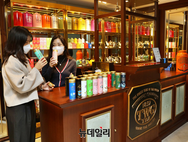 15일, 서울 중구 본점 4층에서 고객들이 TWG Tea 부띠끄를 이용하고 있다. ⓒ롯데쇼핑