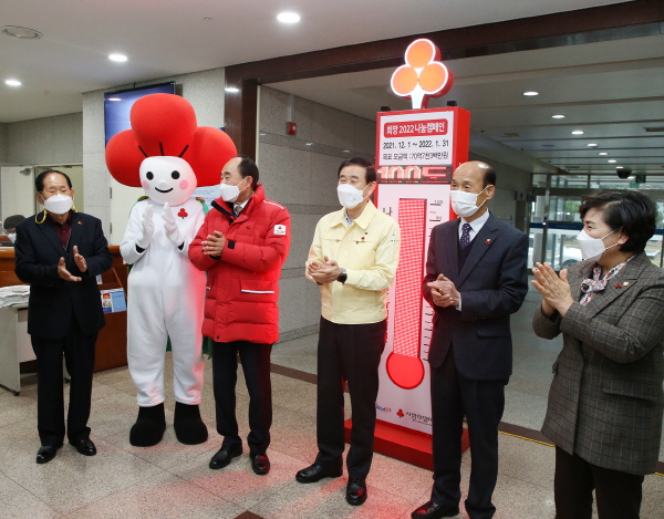 ▲ 충주시는 15일 시청로비에서 ‘희망 2022 나눔 캠페인’ 사랑의 온도탑 제막식을 열었다.ⓒ충주시