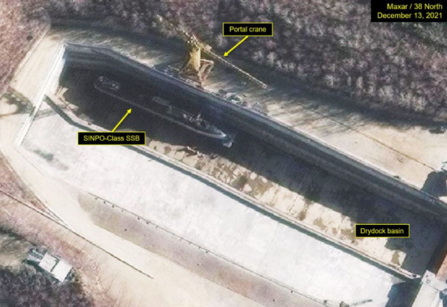 ▲ 북한 함경남도 신포조선소의 드라이독에서 포착된 SLBM 탑재 신포급 잠수함. ⓒ美스팀슨센터 38노스 공개사진-막사 테크롤러지 제공.