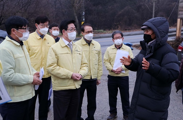 ▲ 양승조 충남도지사가 15일 H5형 조류인플루엔자(AI) 항원이 검출된 아산 음봉면 산란계농장 인근 방역현장을 찾아 상황을 점검하고 근무자들을 격려하고 있다.ⓒ충남도