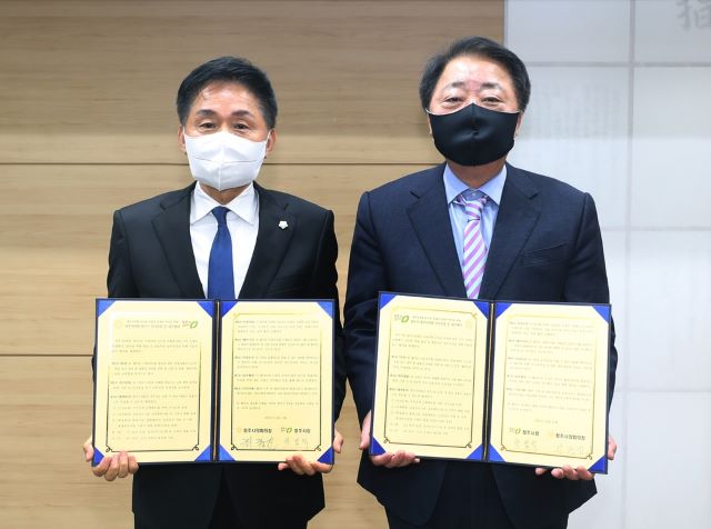 ▲ 청주시와 청주시의회가 15일 청주시청 직지실에서 지방의회 인사권 독립의 안정적 추진을 위한 인사운영 분야 업무협약을 가졌다.ⓒ청주시의회