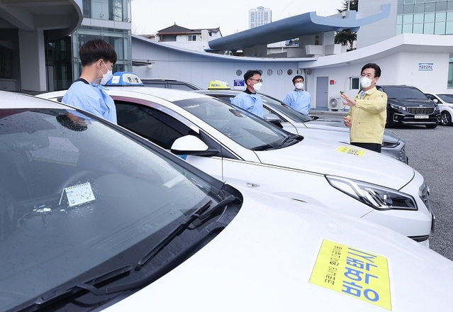▲ 허태정 대전시장이 15일 취약시설에 대한 방역점검 활동을 하고 있다.ⓒ대전시