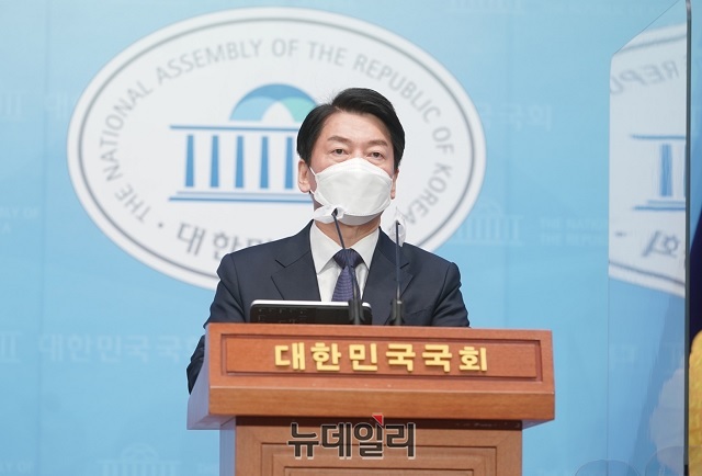 ▲ 안철수 국민의당 대통령 후보가 16일 오전 서울 여의도 국회 소통관에서 기자회견을 통해 이명박·박근혜 전 대통령의 '형집행정지'를 요구했다.ⓒ국민의당 제공