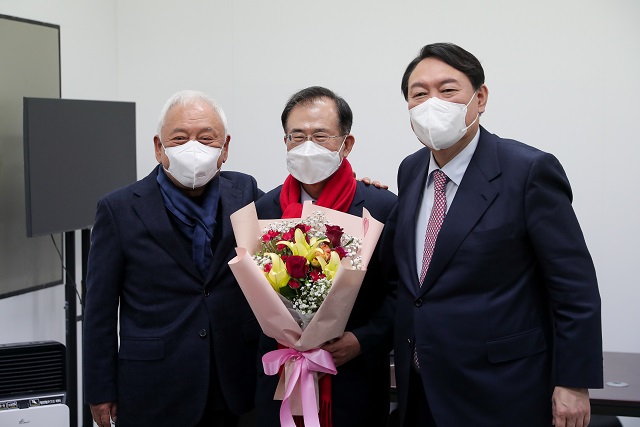 ▲ 왼쪽부터 김한길 새시대위원장, 윤영일 전 민생당 의원, 윤석열 국민의힘 대선후보.ⓒ(사진=윤석열 캠프)