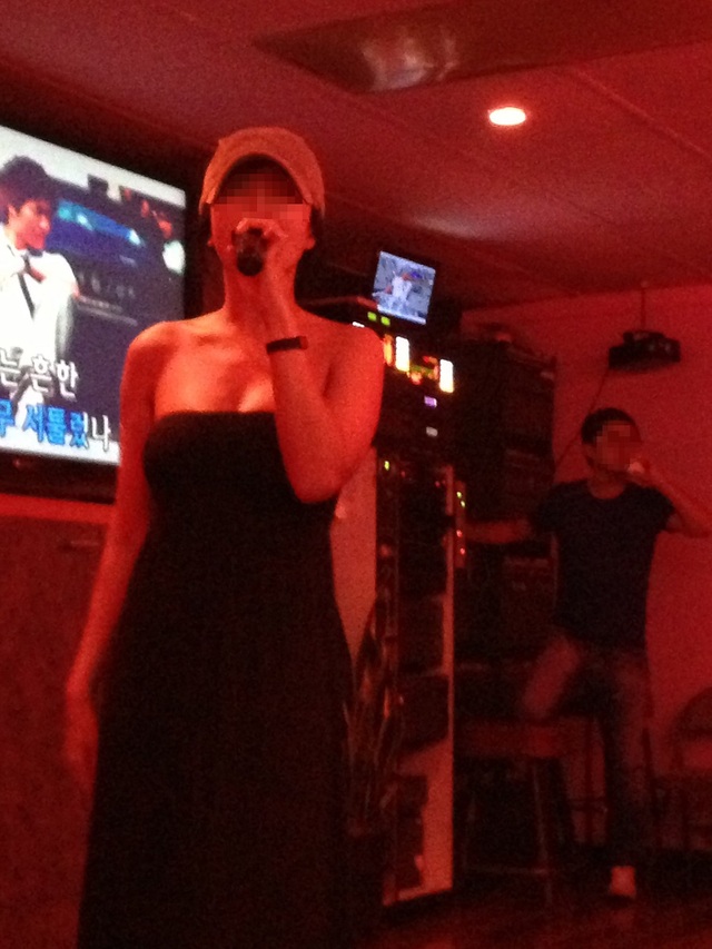 ▲ 제보자가 2013년 하와이 오아후섬에 위치한 한 노래방에서 촬영한 A씨의 모습. 가로세로연구소는 