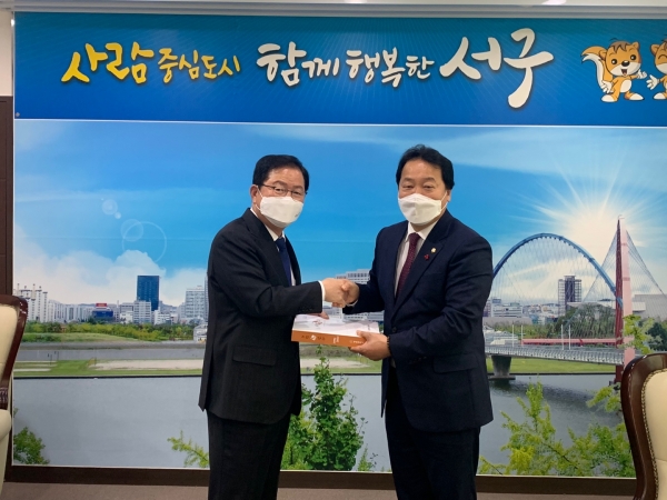 ▲ 대전 서구의회는 이선용 의장(오른쪽)이 장종태 청장(왼쪽)에게 대전 서구 의정 30년사를 전달하고 있다.ⓒ대전서구의회