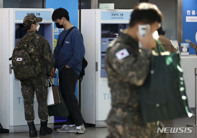 ▲ 지난 10월 25일 오후 서울역에서 열차를 기다리는 장병들. 최근 현역병사들의 평균적인 머리 길이다. ⓒ뉴시스. 무단전재 및 재배포 금지.