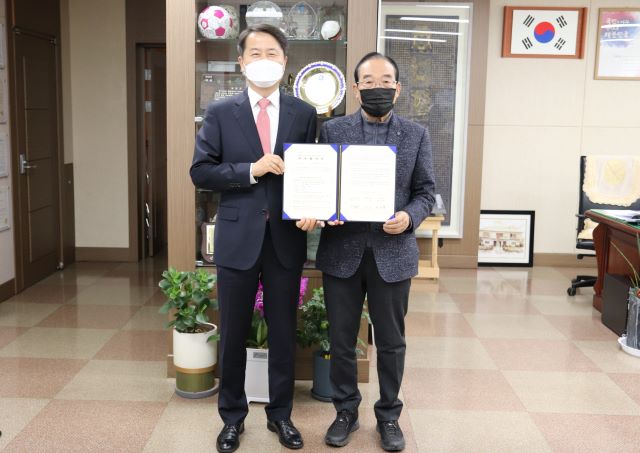 ▲ (좌측부터) 이서규 오션브릿지 대표, 정상혁 보은군수.ⓒ보은군