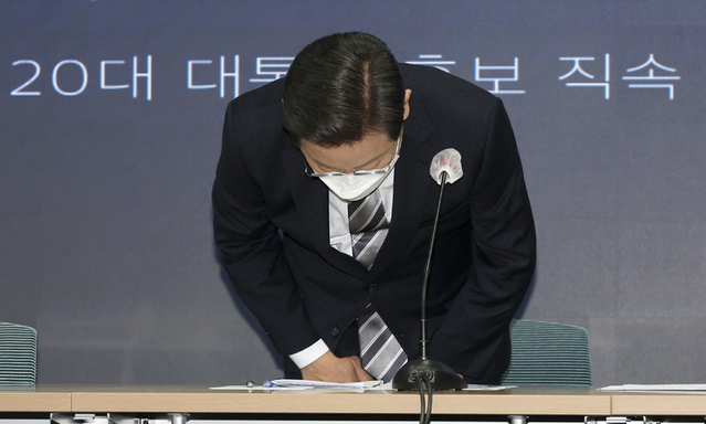 ▲ 이재명 더불어민주당 대선 후보가 16일 오전 서울 여의도 더불어민주당 중앙당사에서 열린 사회대전환위원회 출범식을 마친 뒤 자신의 아들 도박 의혹 관련 사과 발언을 한 뒤 고개를 숙이고 있다. ⓒ뉴시스