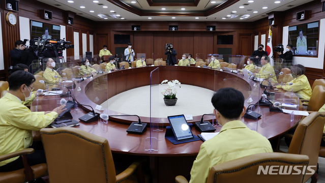 ▲ 김부겸 국무총리가 16일 오전 서울 종로구 정부서울청사에서 열린 코로나19 대응 중앙재난안전대책본부(중대본) 회의를 주재하며 발언하고 있다. 김 총리는 