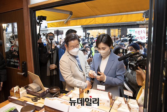 ▲ 이재명 더불어민주당 대선 후보와 배우자 김혜경씨가 지난 10일 오후 경북 경주 황리단길을 찾아 시민들에게 지지를 호소하고 있다.ⓒ이종현 기자