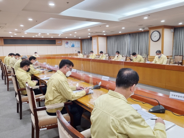 ▲ 조길형 충주시장이 16일 코로나 방역강화에 대한 정책토론회의를 열었다.ⓒ충주시