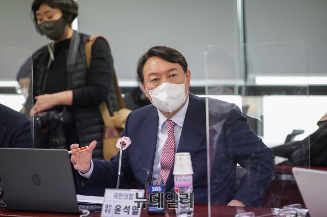 ▲ 윤석열 국민의힘 대통령 후보가 16일 오후 서울 용산구 대한의사협회 임시회관에서 열린 의협 지도부와의 간담회에서 발언하고 있다.ⓒ윤석열 캠프 제공