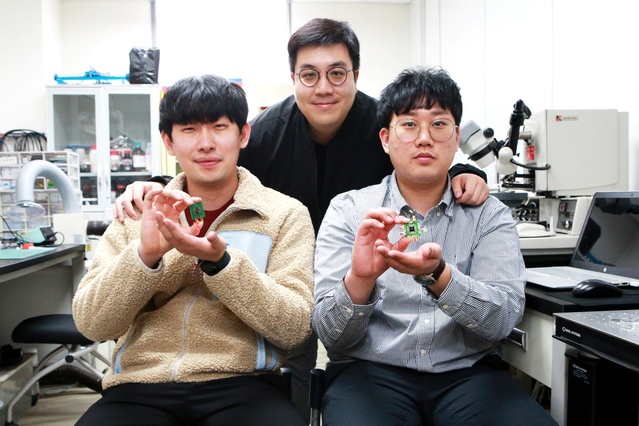 ▲ DGIST 로봇공학전공 김회준 교수(가운데)와 연구진들.ⓒDGIST