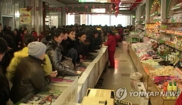 ▲ 북한 장마당. 최근 북한 장마당 식료품 물가가 크게 올랐다는 소식이 전해졌다. ⓒ연합뉴스. 무단전재 및 재배포 금지.