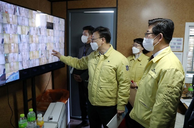 ▲ 양승조 충남도지사가 17일 공주 중앙소방학교에 마련된 충남 생활치료센터를 방문, 현장 점검을 하고 있다.ⓒ충남도